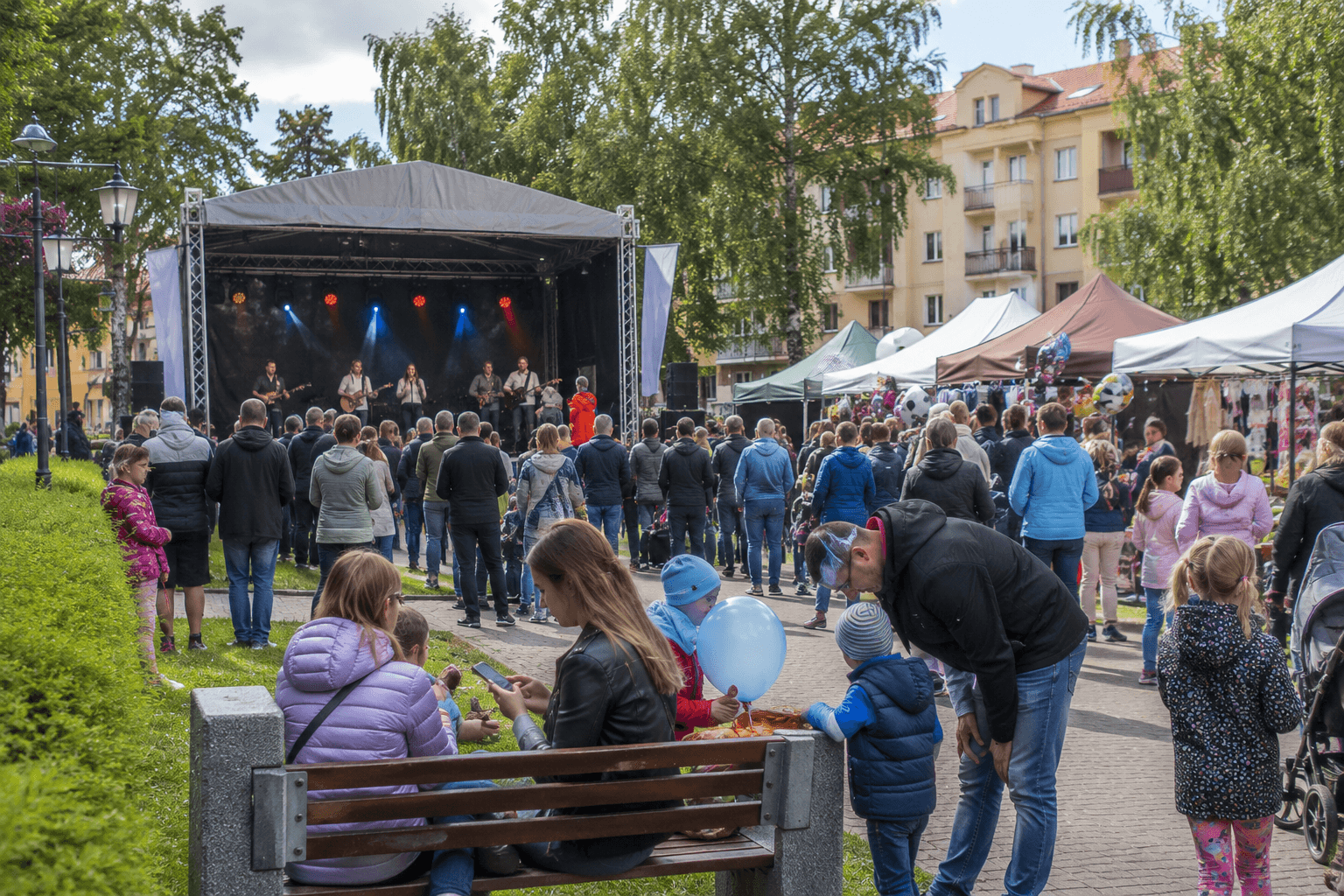 Plenerowy festyn z namiotami i grupą uczestników
